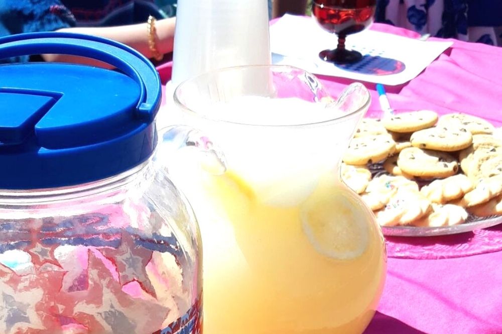 lemonade and sun tea and cookies at lemonade stand